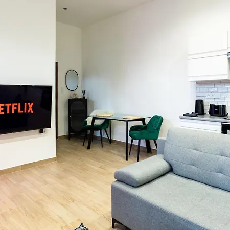 Devai With Free Netflix Near The Westend City Center Apartament